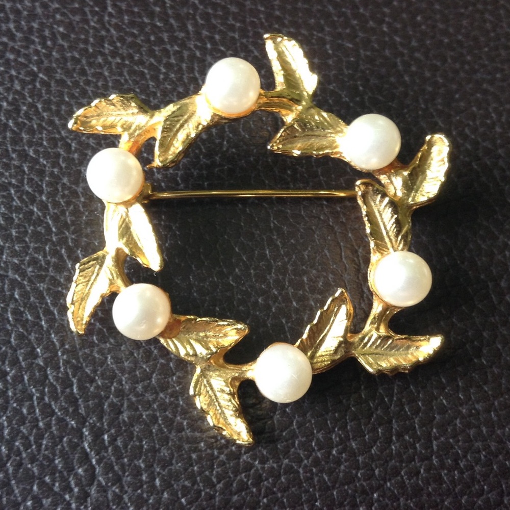 Gold tone and faux Pearl wreath brooch. EUC